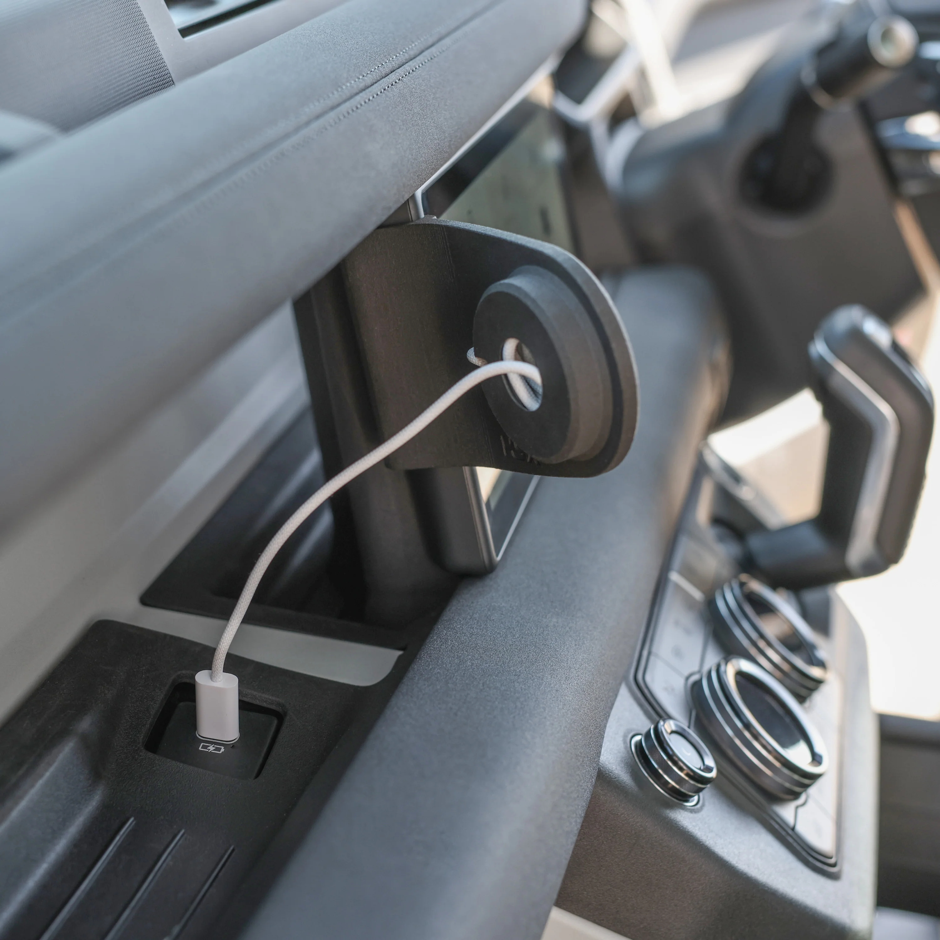 10" Infotainment Screen Phone Mount for Land Rover Defender L663 - LATE Magsafe Version - Image 7