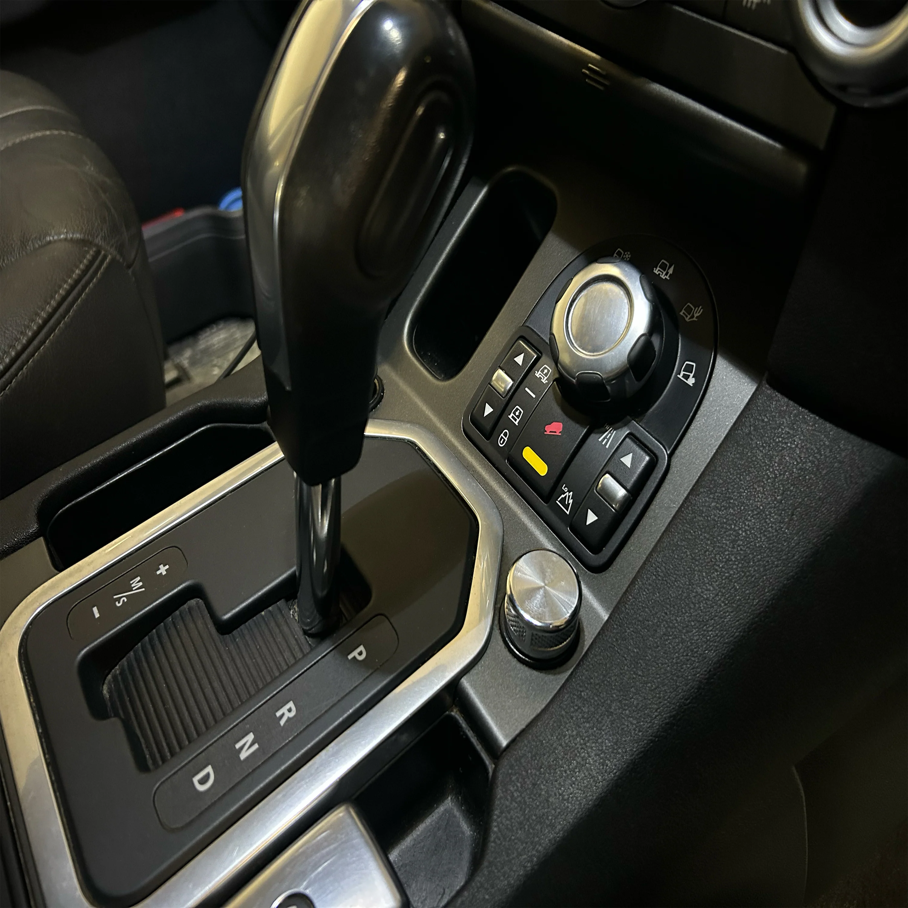 Autobiography Style Chrome Power Outlet Blanking Plug for Range Rover Evoque - Image 5