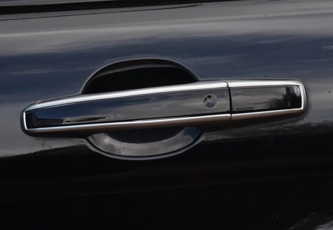 'Autobiography Style' Door Handles Skins in Silver & Black for Land Rover Discovery Sport - Image 6