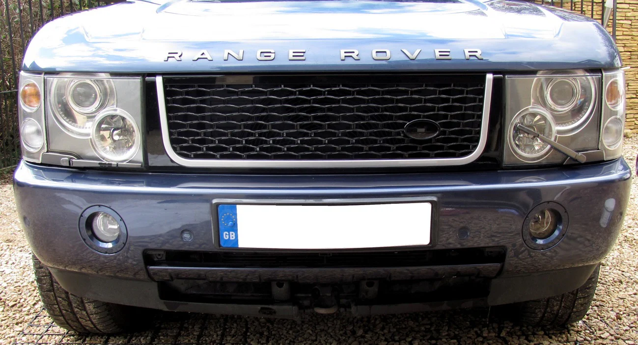 "Autobiography Style" Grille for Range Rover L322 2002-05 (with Square Headlights) - Black Silver Black - Image 4
