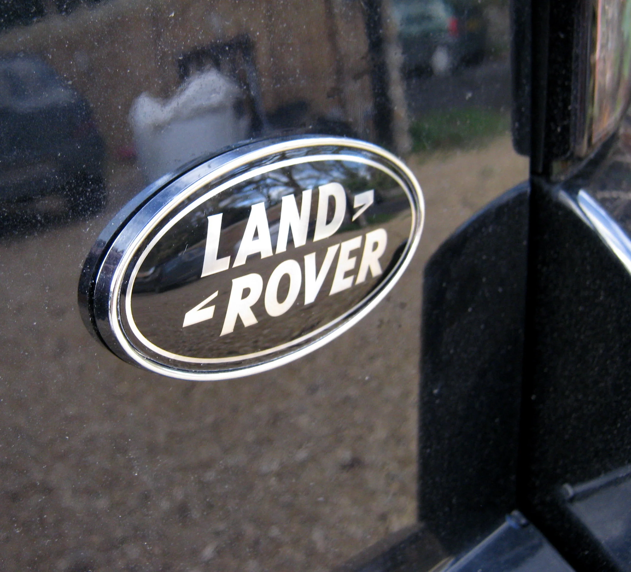 Black & Silver Badge on Chrome Plinth for Range Rover Evoque - Image 5