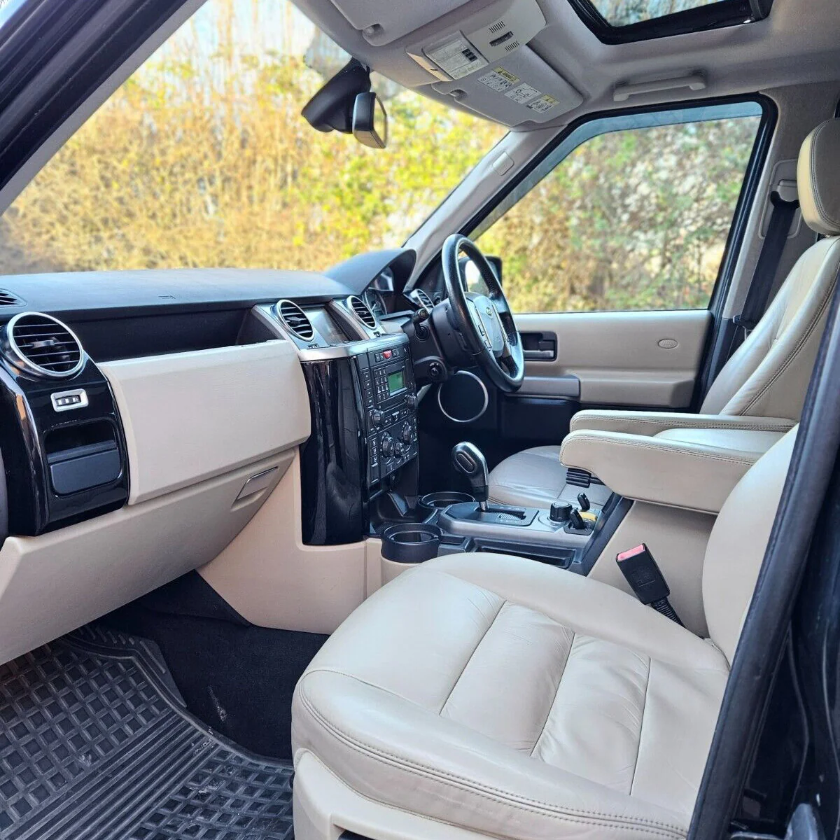 Dash Pillar in Black Piano for Land Rover Discovery 3 - Left - Image 4