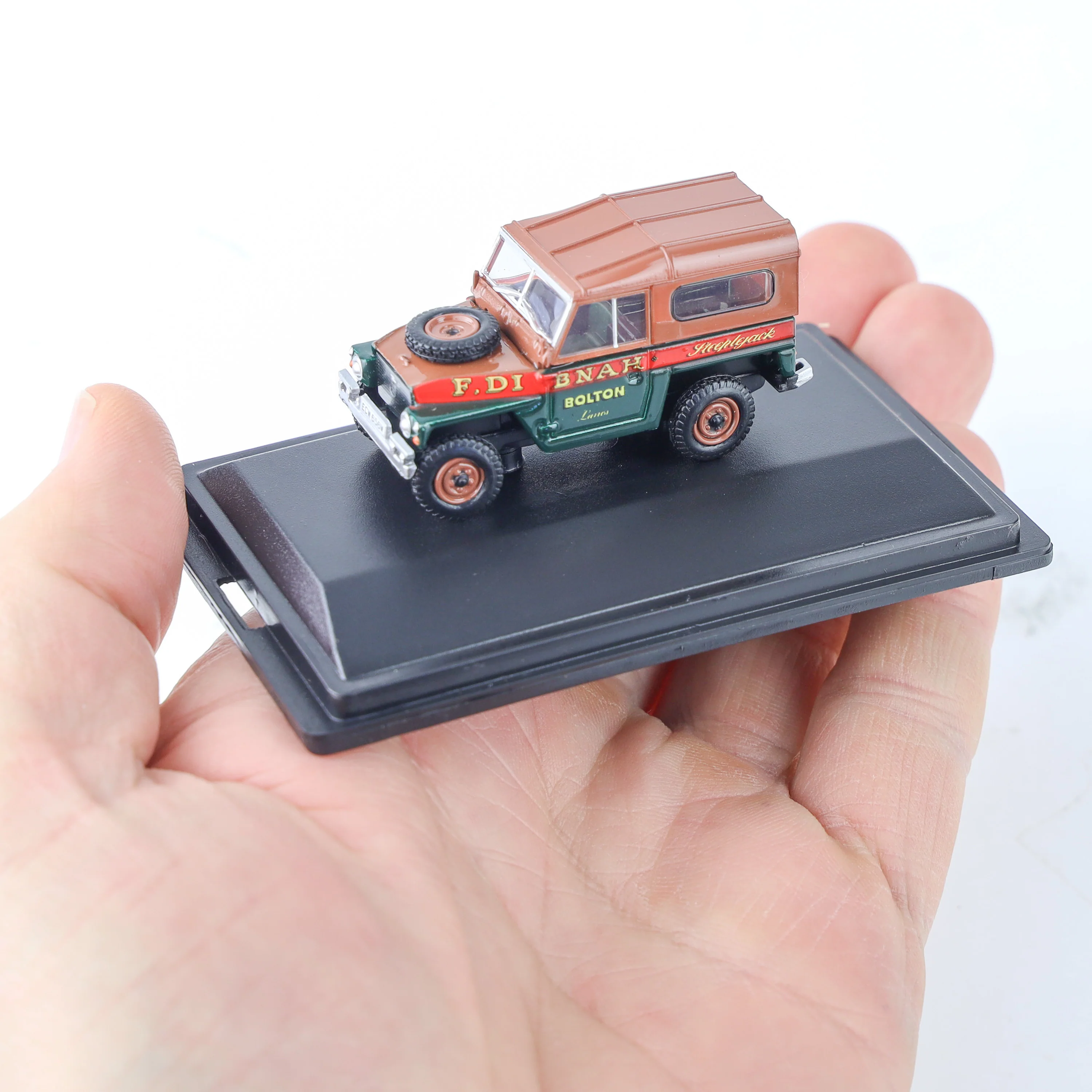 Fred Dibnah Lightweight Land Rover 1:76 Diecast Model by Oxford - Image 7
