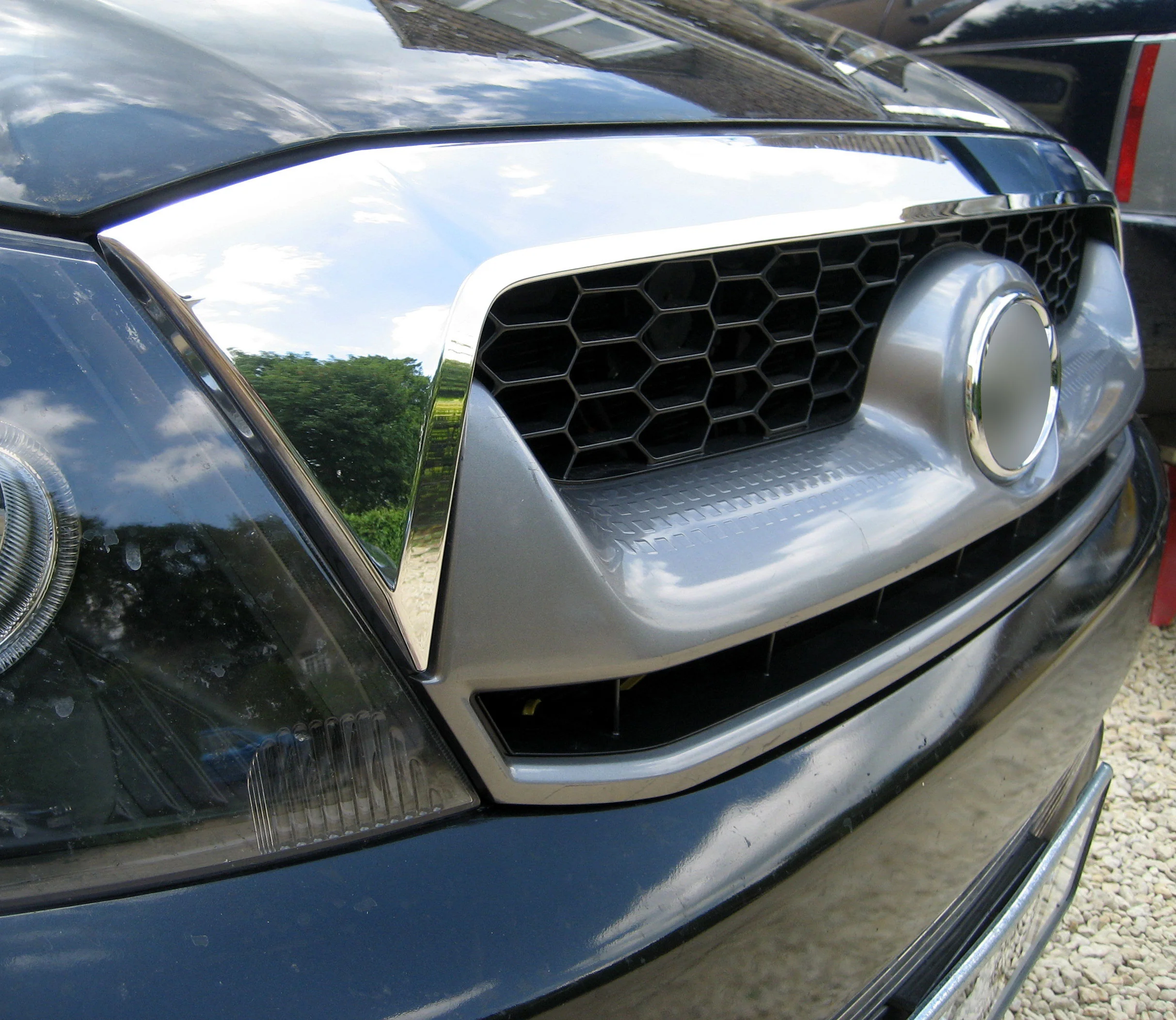 Front Grille - Chrome & Graphite - for Toyota Hilux Mk6 - Image 5
