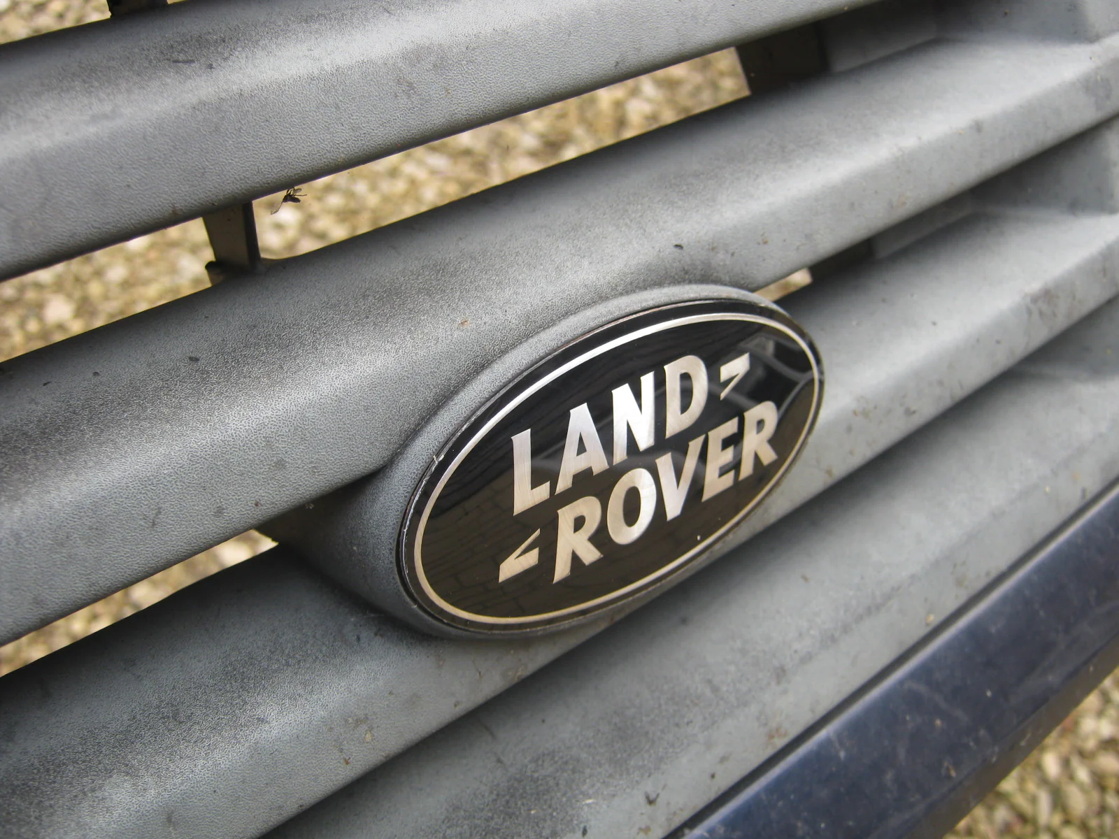 Genuine Front Grille Badge - Black & Silver - for Range Rover P38 - Image 3