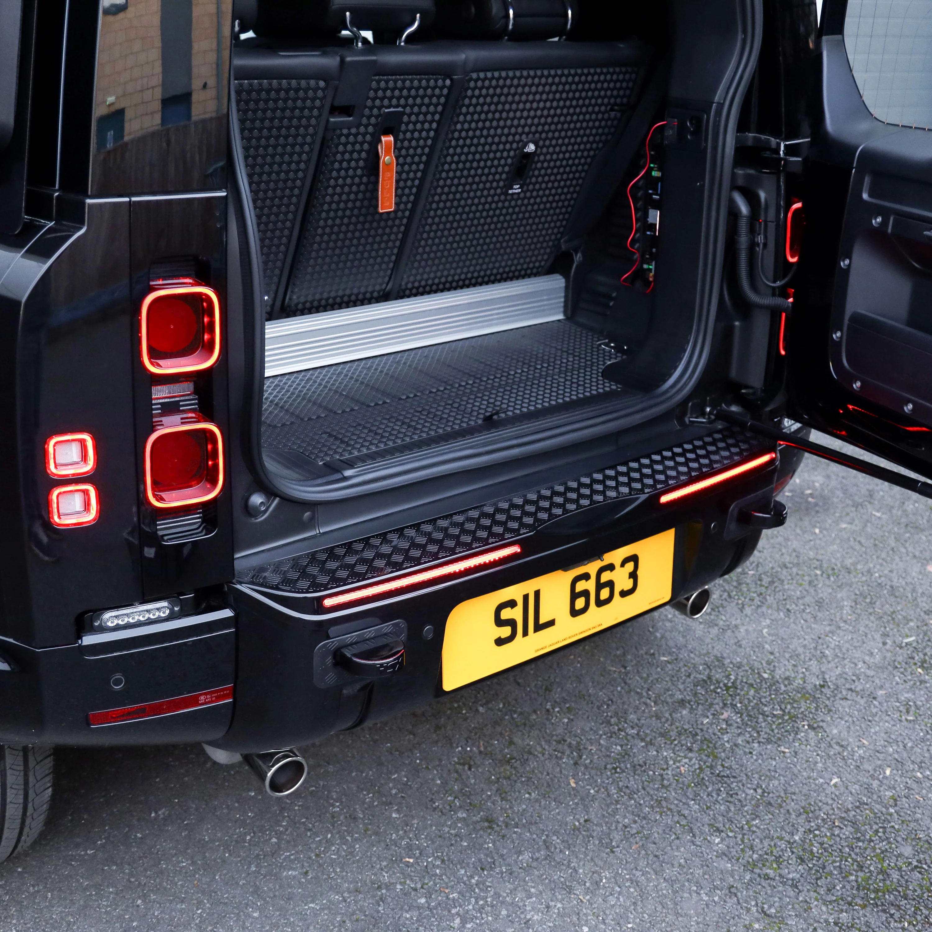Rear Bumper Cover for Land Rover Defender L663 - with LEDs - Image 4