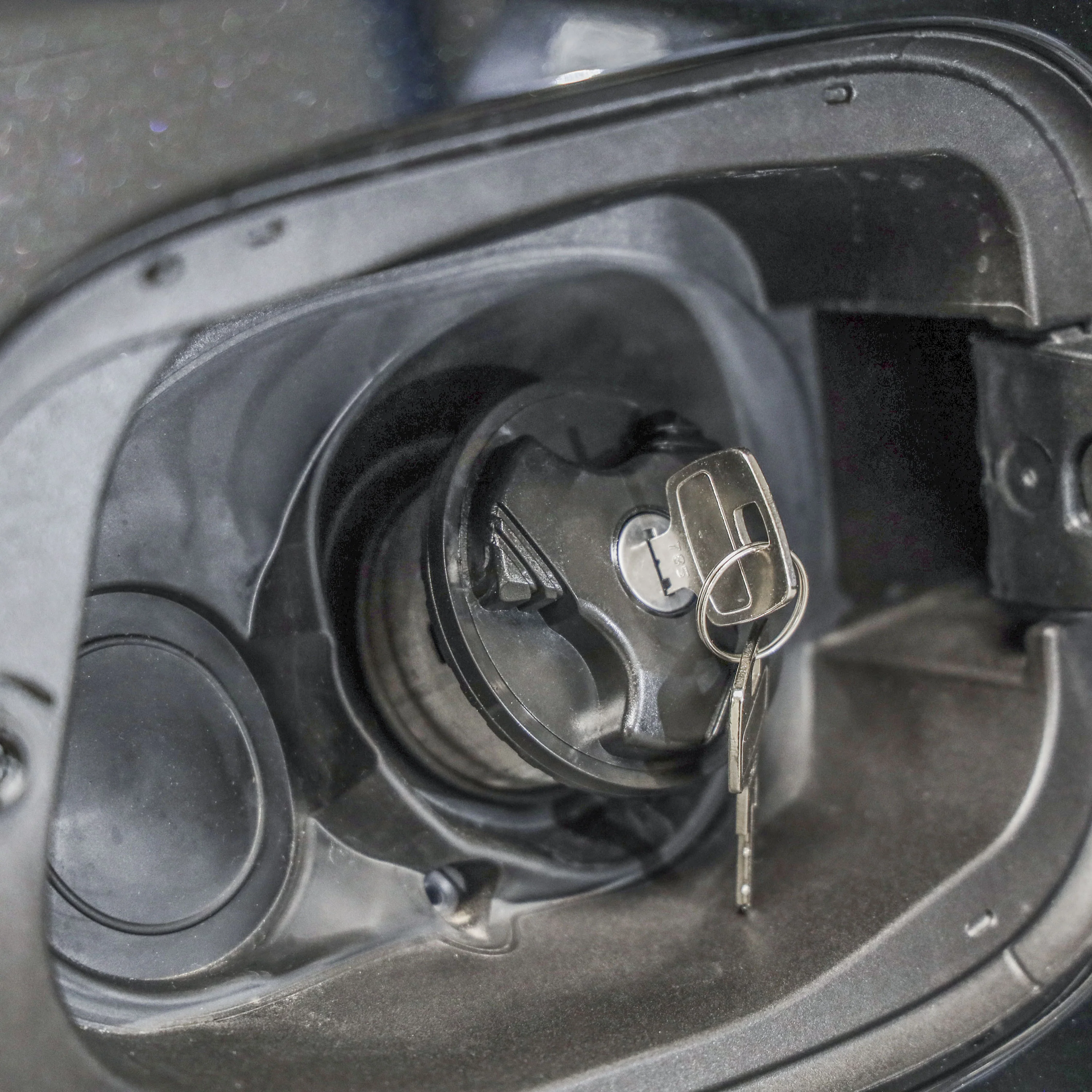 Diesel Locking Fuel Cap for Land Rover Defender L663 - Image 2