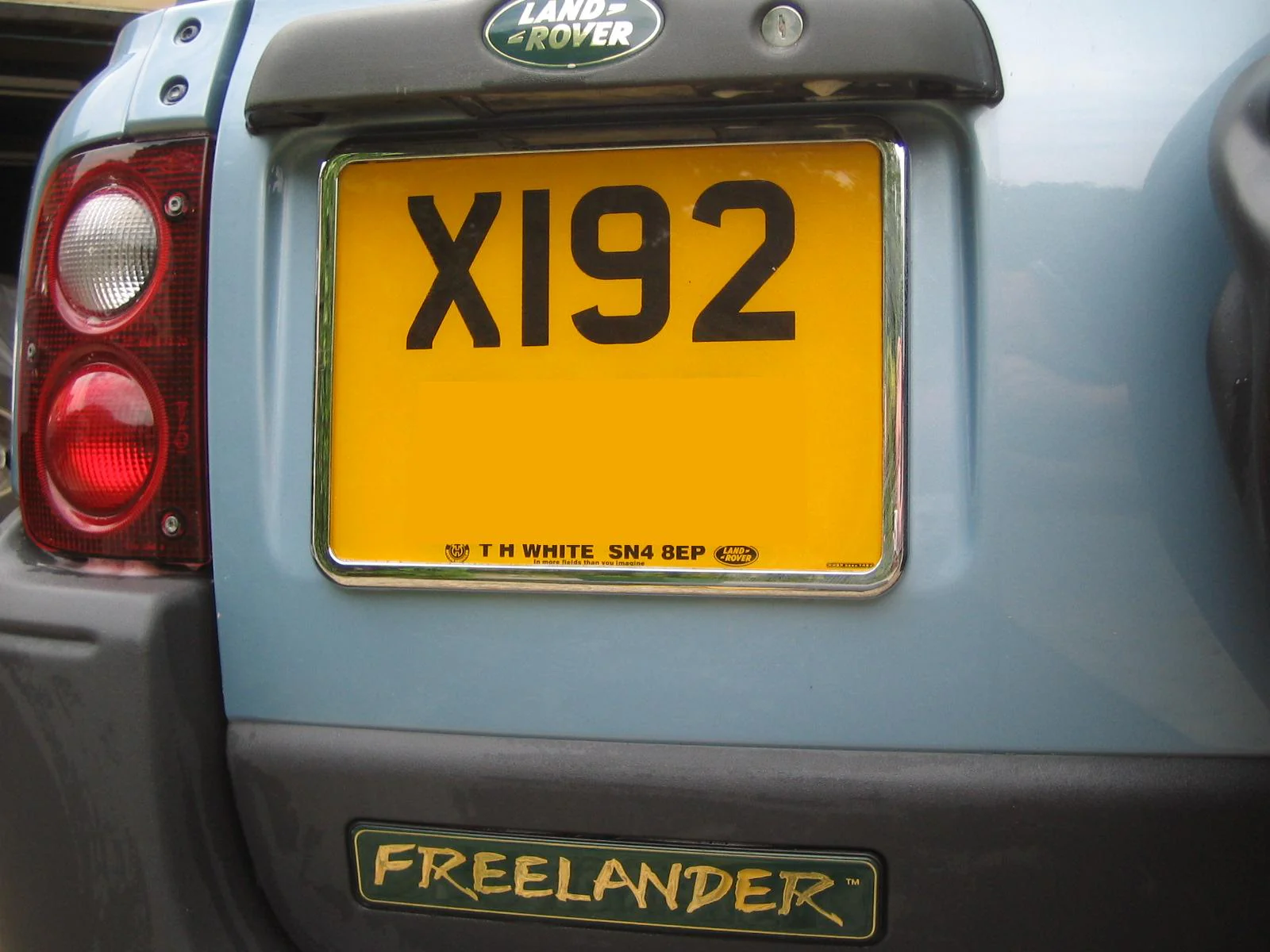 Square Rear Number Plate Surround for Land Rover Freelander 1 - Chrome - Image 5