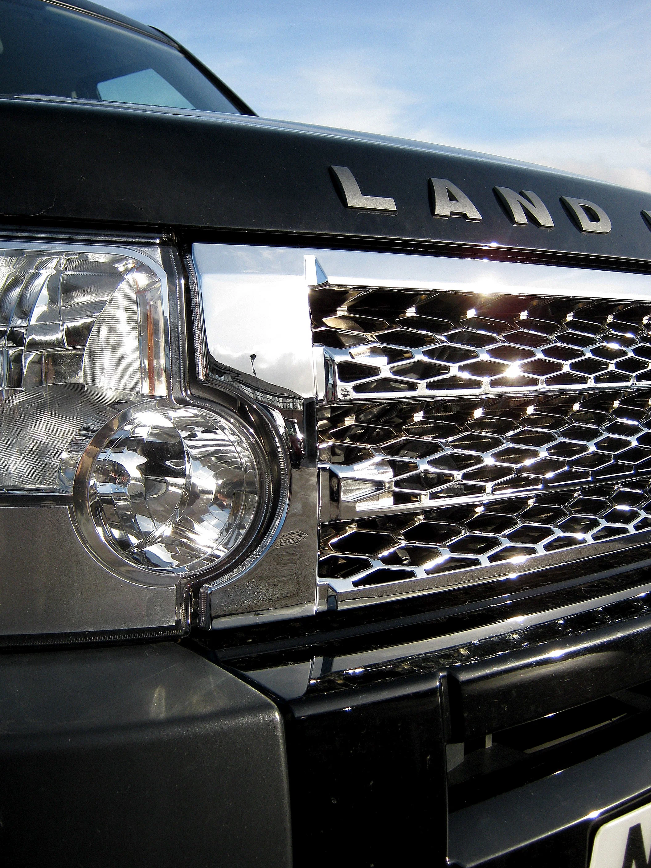 Supercharged Style Front Grille in Chrome for Land Rover Discovery 3 - Image 5