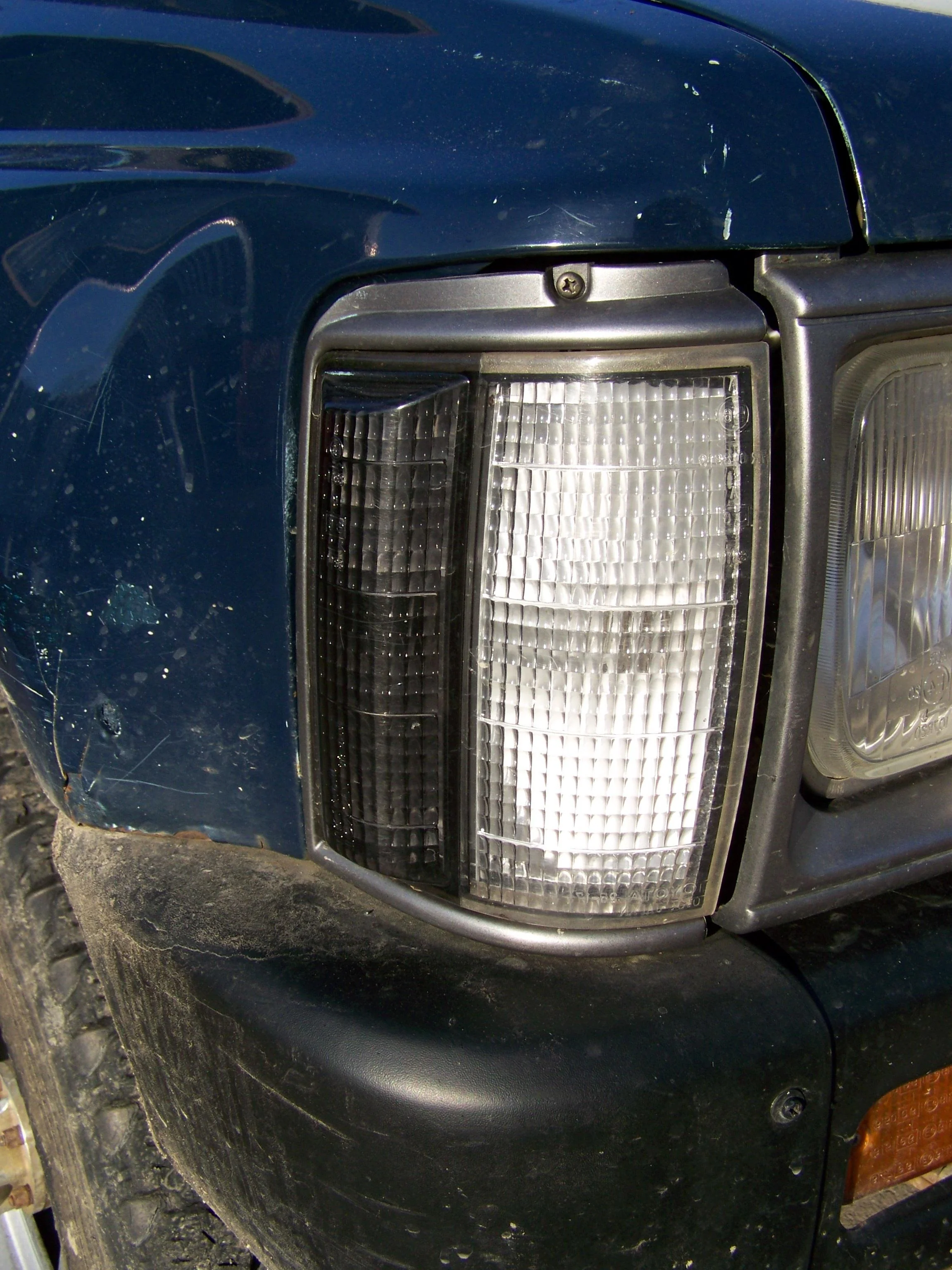 Toyota Hilux Mk2 Corner Light Assembly - RH - Image 3
