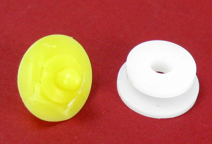 Yellow & White plastic wheel arch door moulding clips for Land Rover Discovery 3 - 10 pack - Image 4