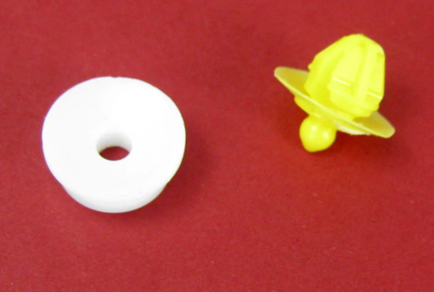 Yellow & White plastic wheel arch door moulding clips for Land Rover Discovery 3 - 10 pack - Image 5